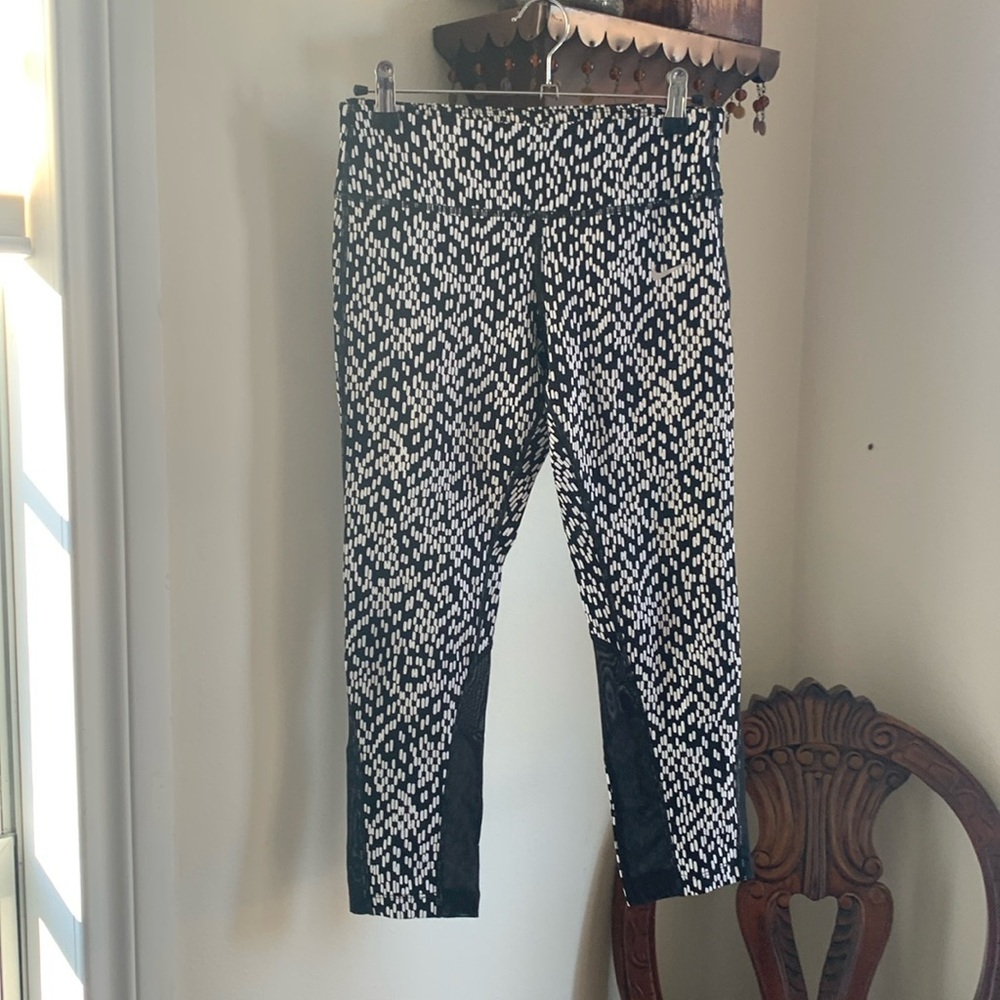 NIKE DRI-FIT WOMENS CAPRI YOGA/LEGGINGS BLACK &‎ WHITE W/MESH ACCENT SIZE SMALL - Picture 2 of 10